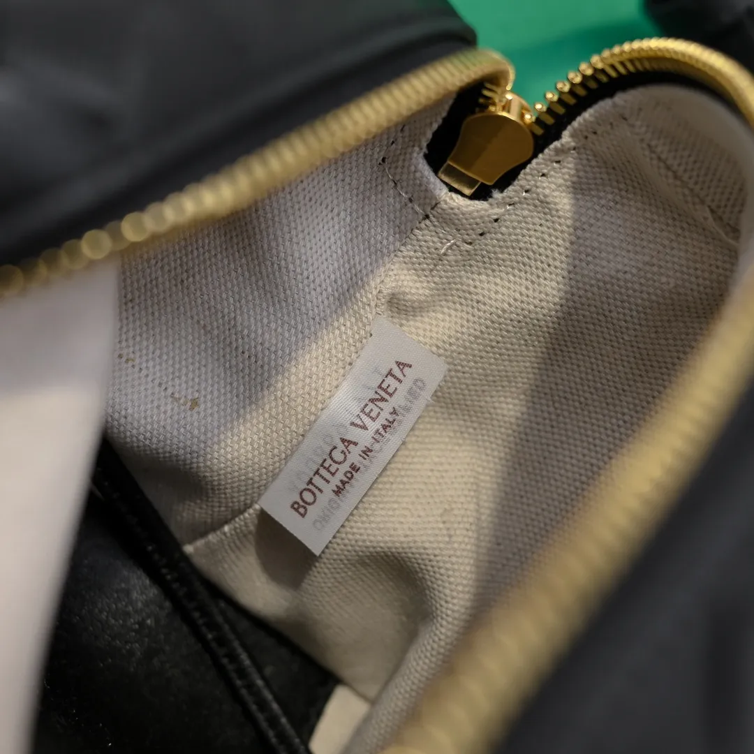 Batch 1360 BOTTEGA VENETA 2024 new loop is here! ! Many girls who like BV have owned the Loop bag. It has a simple appearance, classic weaving, and a compact and lightweight bag shape. This innovation continues the "camera bag" shape. Unlike the traditional Loop bag, which can only be worn as a crossbody bag, this innovation It can be carried by hand or cross-body, satisfying both the concave shape and daily needs. The oversized buckle can be folded and used as a handle. The sultry heat in summer ☀️ usually reduces people's desires. Having a lightweight bag will greatly enhance the happiness of traveling🫧 Style number: 6615 Size: 19*12*9cm